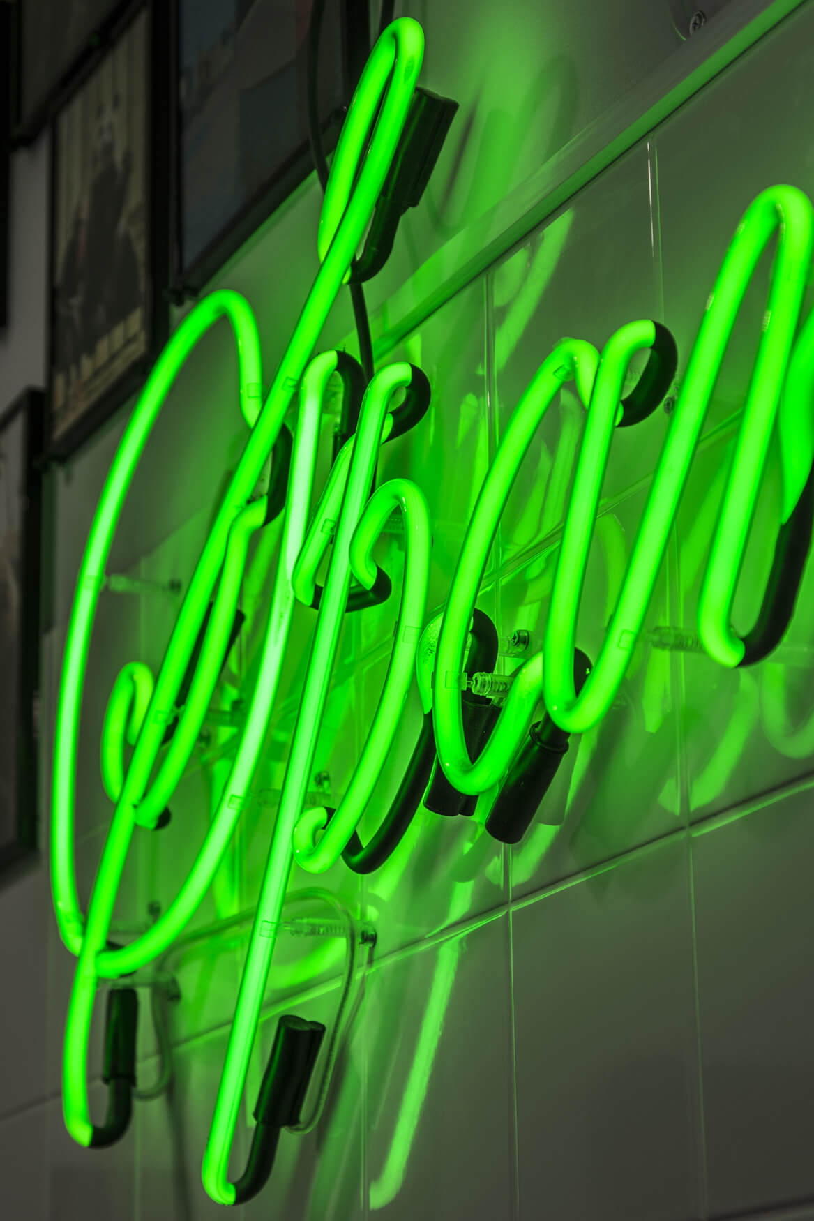 neon-sparkling-świecący-na-zielono-szkło-neonowe-neon-na-kafelkach-neon-na-scianie-neon-wewnatrz-restauracji-nowoczesny-litery-neonowe-napis-neonowy